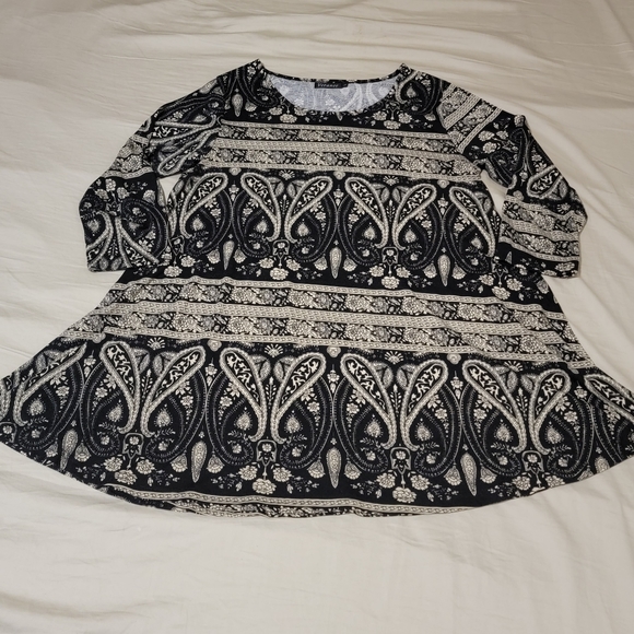 Veranee Plus Size L 3/4 Sleeve Floral Swing Tunic; Like New - Picture 6 of 6